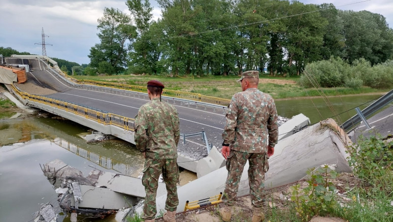 Militari din Brigada 15 Mecanizată din Iași au ajuns la Luțca, unde un pod peste râul Siret s-a prăbușit.
