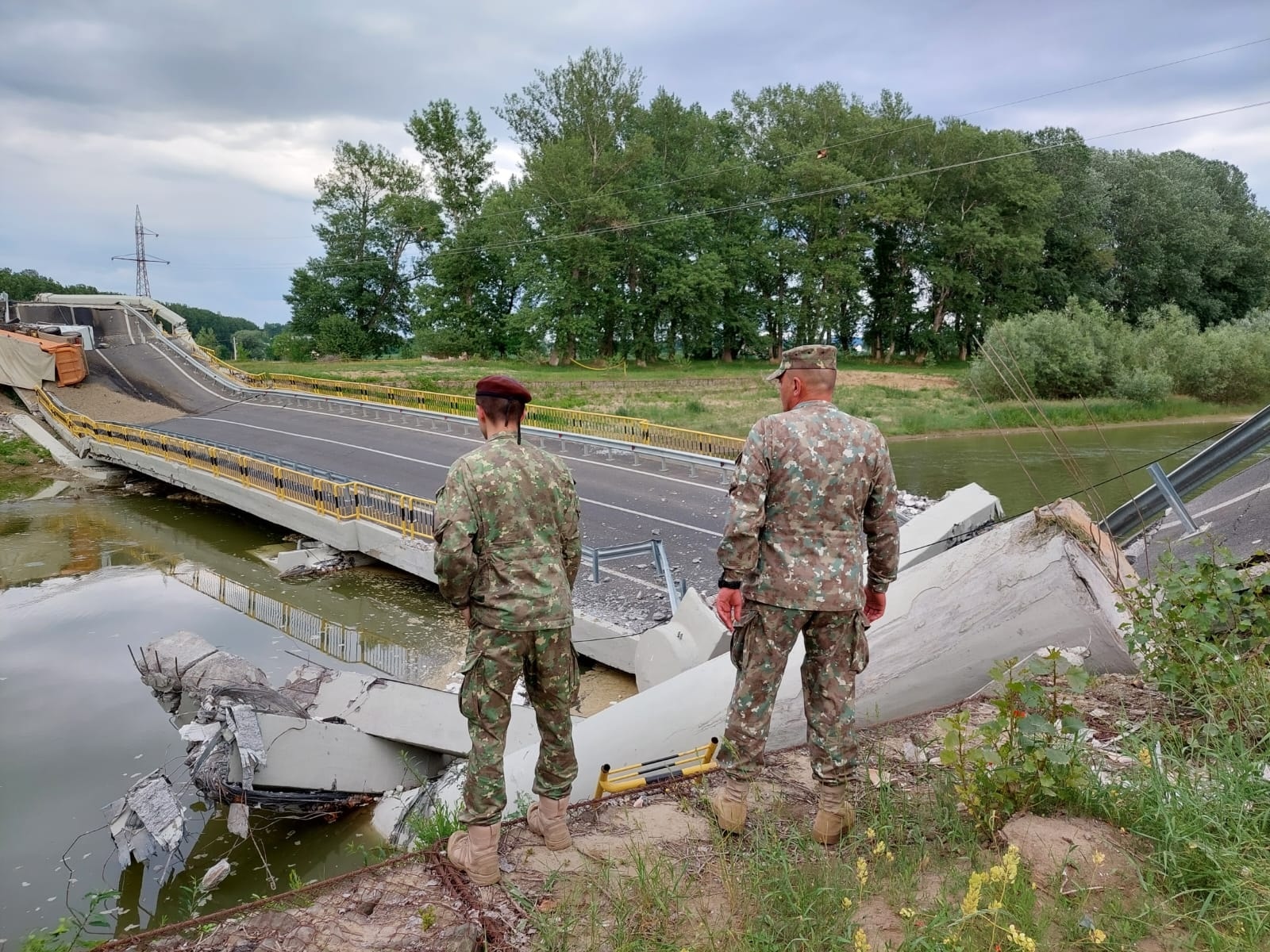FOTO. Militarii au ajuns la podul prăbușit de la Luțca, după ce Ciucă a trimis armata să găsească soluții