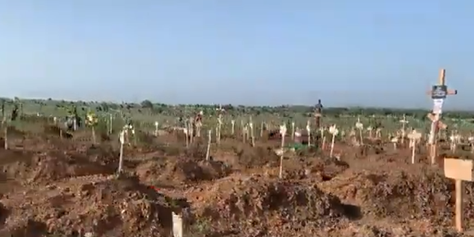 Mariupol, „caravana nesfârșită a morții”. Cum arată un cimitir în care sunt îngropați civilii uciși în orașul ocupat de ruși | VIDEO