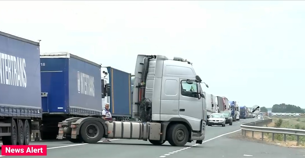 Ieșirea din țară spre Moldova a devenit un coșmar. TIR-urile așteaptă chiar și 3 zile, coada de pe E87 riscă să ajungă până în Galați