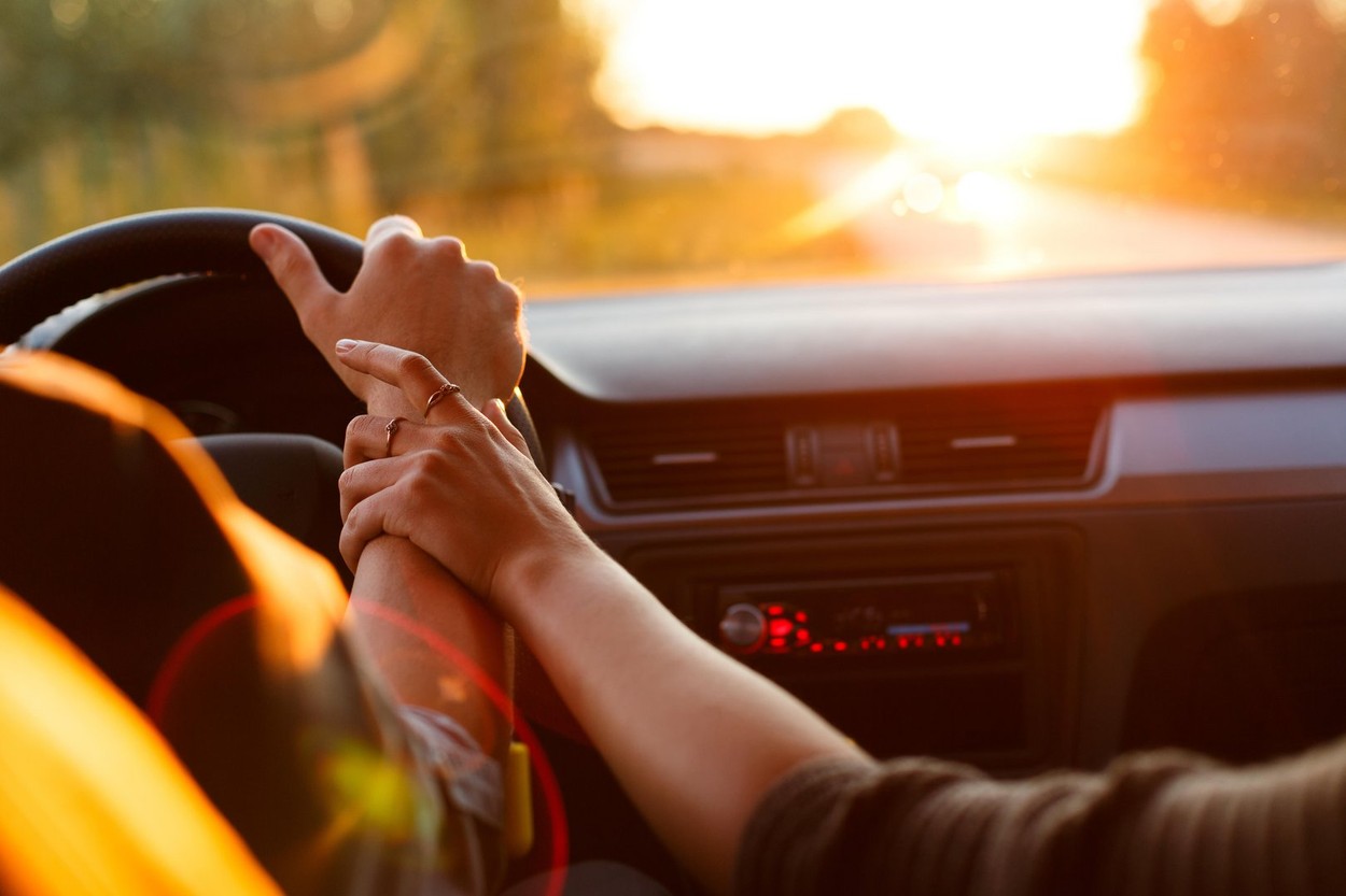 O companie de asigurări auto trebuie să dea unei femei 5 milioane de dolari, după o partidă de amor într-o mașină