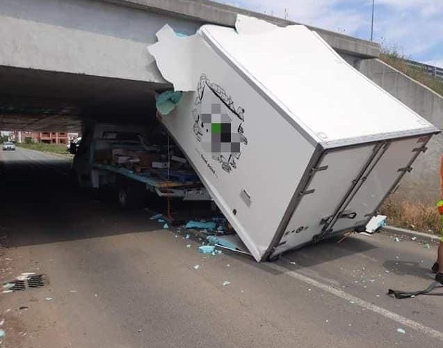 FOTO. Un șofer a rămas blocat cu duba sub un pasaj de pe autostradă în Arad: „Marfar cabrio încă nu am văzut”
