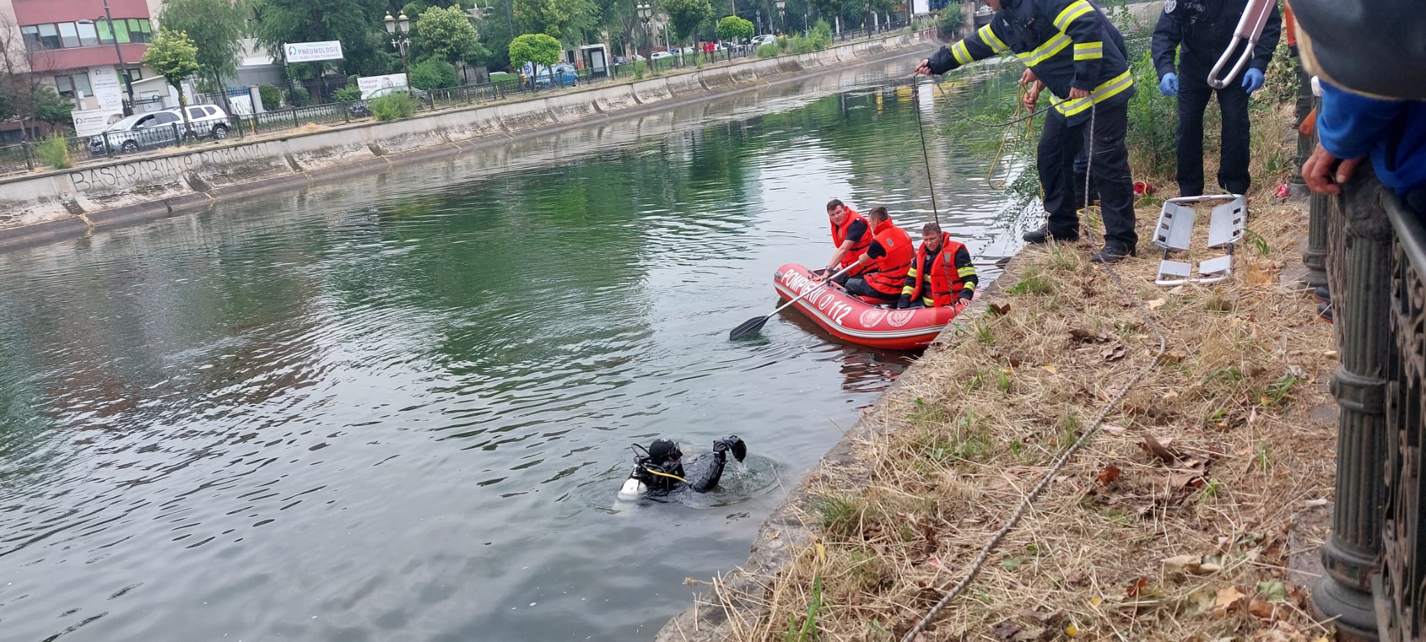 UPDATE. Bărbatul scos din râul Dâmboviţa, în zona Spitalului Universitar, a murit