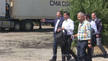 seful politiei de frontiera din romania la intalnire cu omologi din moldova trec pe langa un camion
