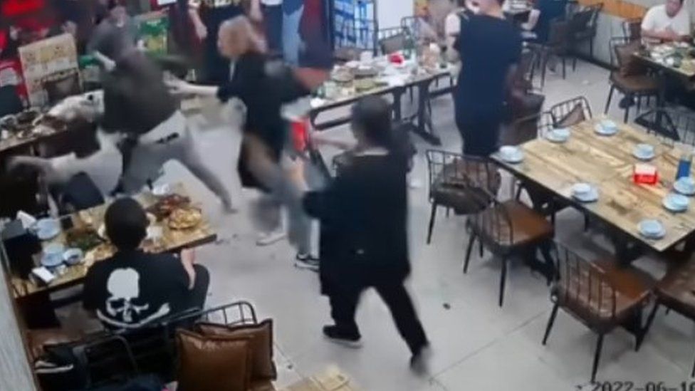 Atac violent asupra unor femei care luau masa într-un restaurant. Imaginile au stârnit indignare în China