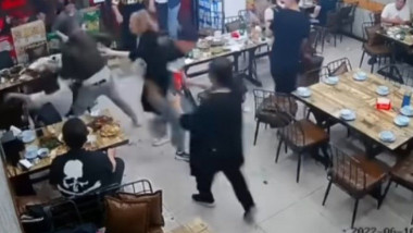 Imaginile cu un grup de femei, lovite cu brutalitate într-un restaurant, au stârnit indignare în China