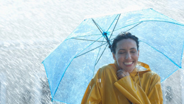 femeie cu umbrela in ploaie