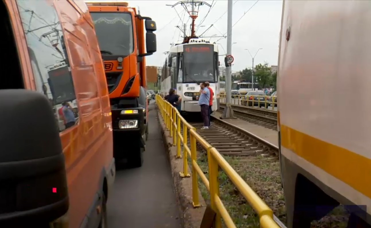 UPDATE. Circulația tramvaielor a fost reluată pe Podul Ciurel din București, după un blocaj de aproximativ o oră