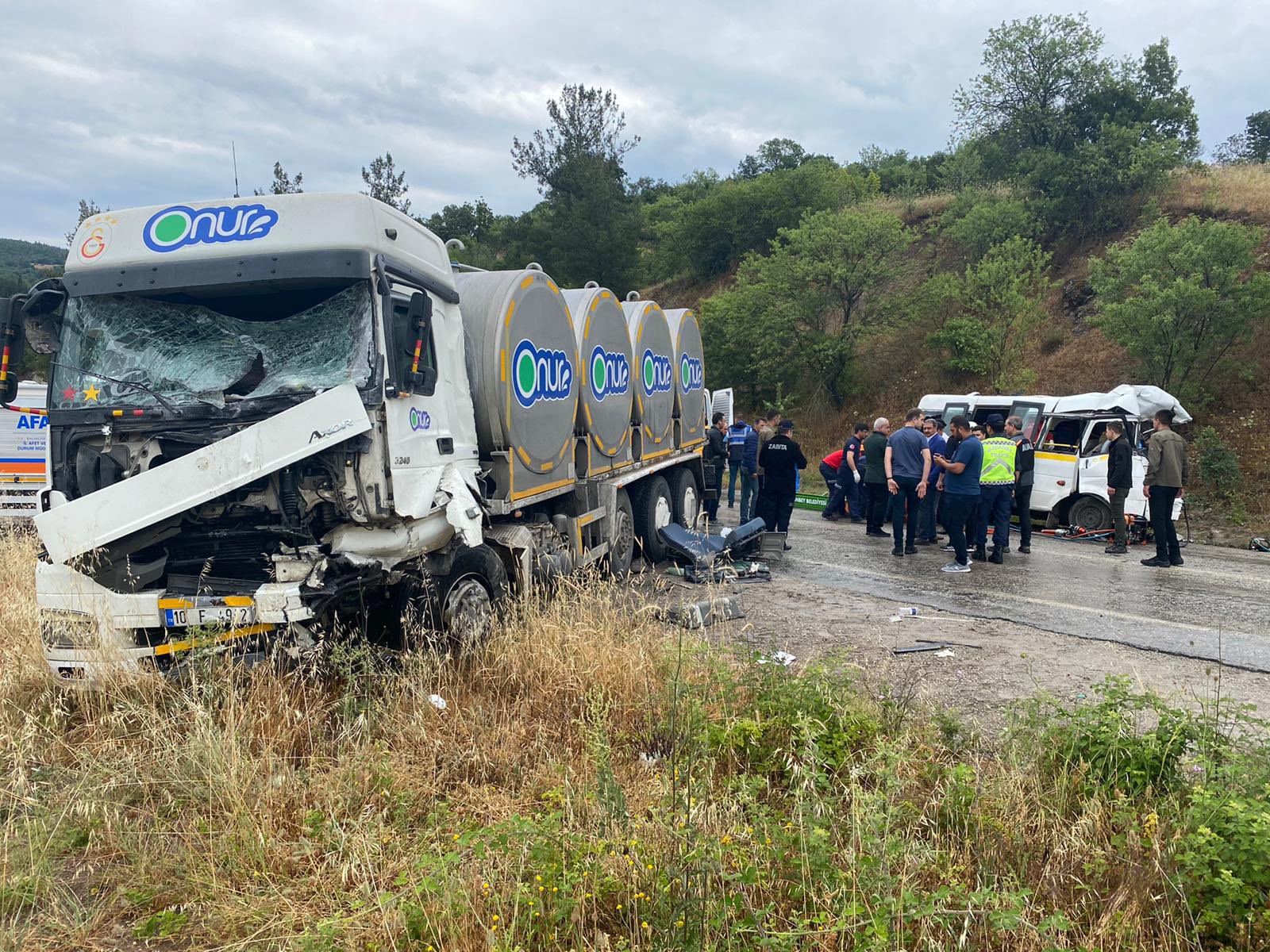Opt morți și zece răniți într-un accident în Turcia. Un microbuz care ducea oameni la o nuntă s-a ciocnit cu un camion