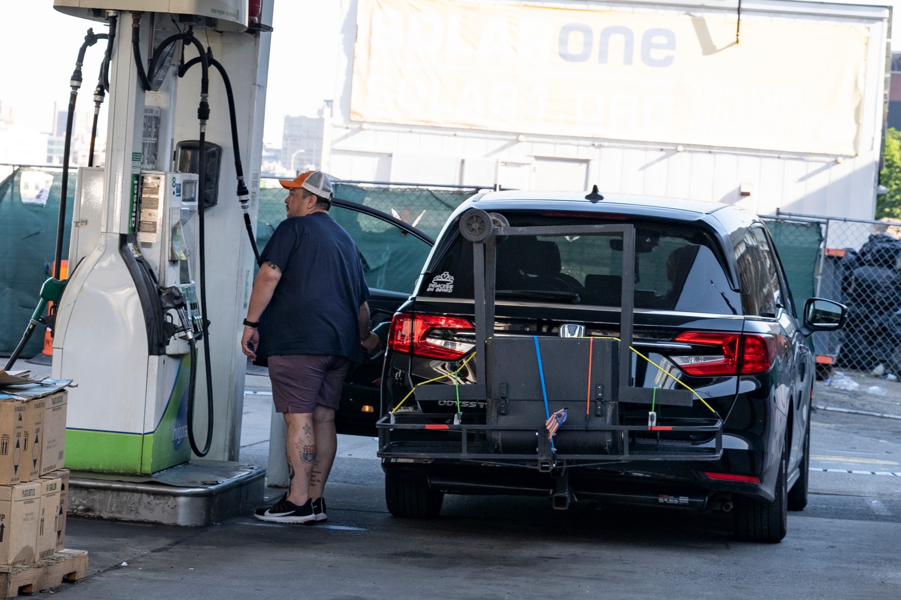 "E prima oară când văd asta. Sunt nebuni". Americanii care s-au dus să facă plinul au rămas șocați de prețul benzinei