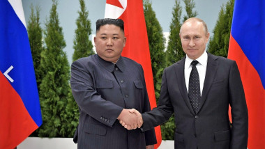Kim Jong Un și Vladimir Putin își dau mânala Kremlin, în 2019.
