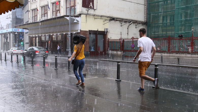 oameni alearga in ploaie in bucuresti