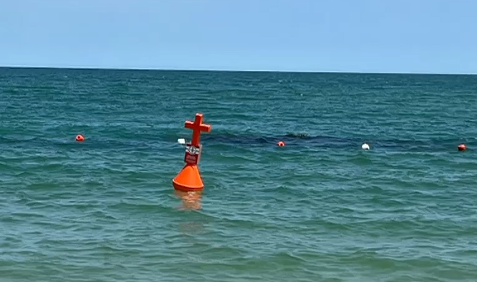VIDEO Geamanduri în formă de cruce în Marea Neagră. Salvamarii sunt revoltați: „Eu n-am să crucific litoralul românesc”