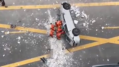 O mașină electrică Nio a căzut de la etajul 3 al unei clădiri din Shanghai. Șoferul și un pasager au murit