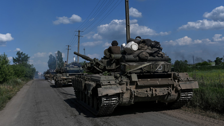 Coloană de tancuri ucrainene în apropiere de Lisiceansk, regiunea Lugansk