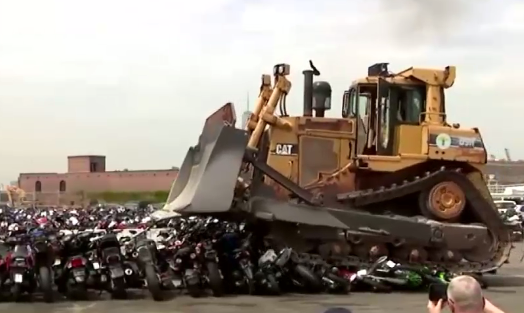 VIDEO Motociclete distruse. Primarul New York-ului: Nu sunt doar o pacoste, sunt periculoase și le auzim toată noaptea. E inacceptabil