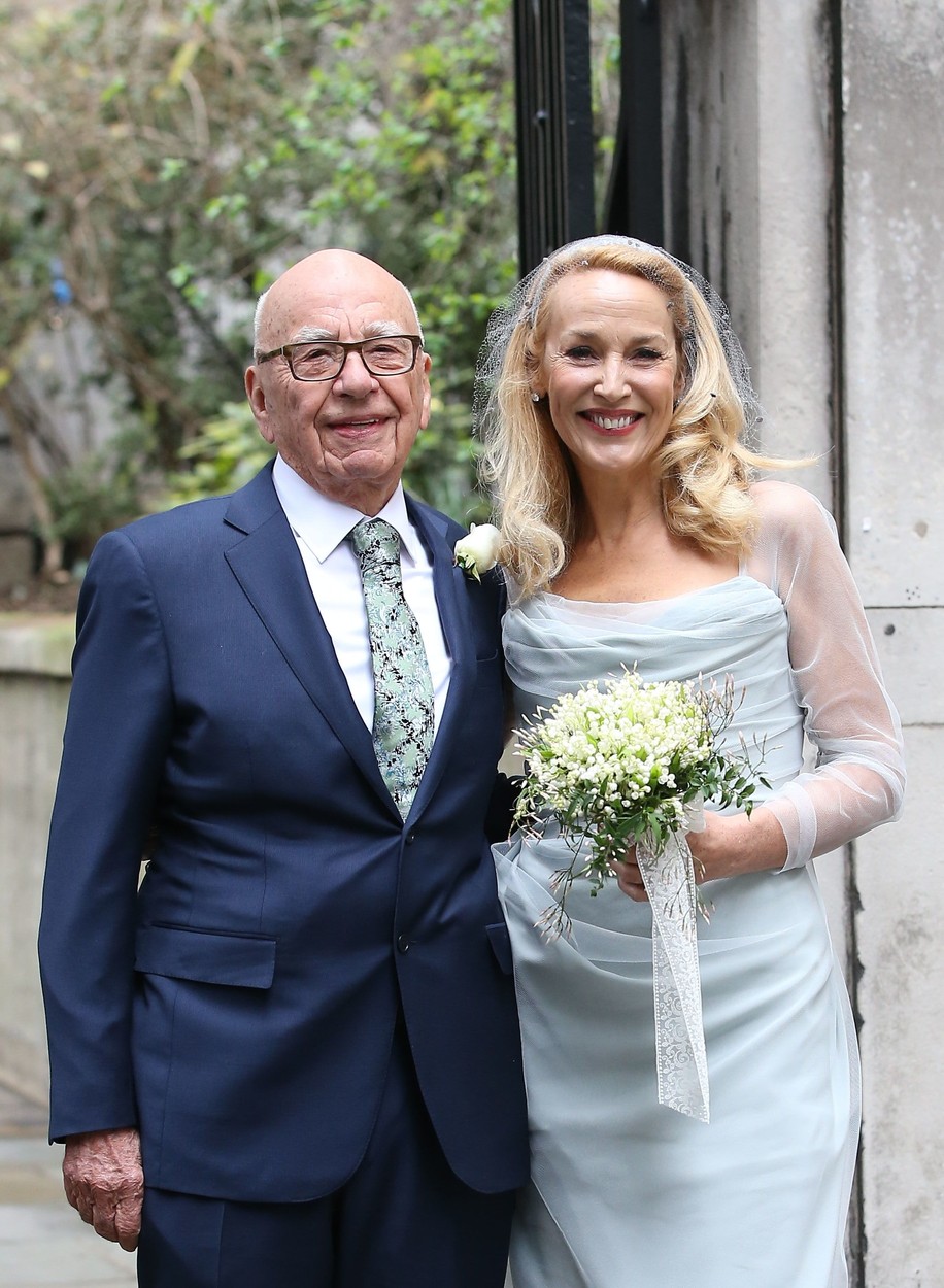 Rupert Murdoch et Jerry Hall, mariés, quittent l'église Saint-bride de Londres