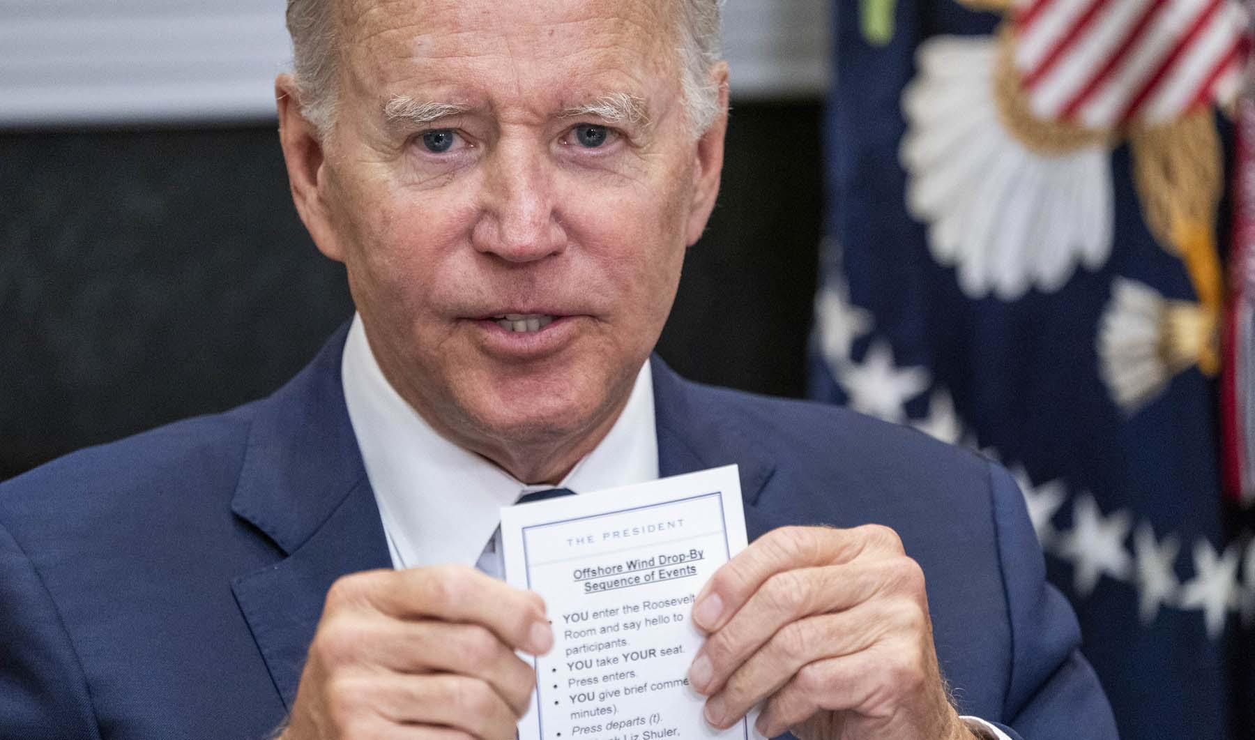 Ce scrie pe bilețelul cu instrucțiuni primit de Joe Biden pentru o întâlnire la Casa Albă