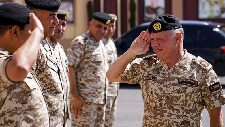 Regele Abdullah al II-lea al Iordaniei își salută ofițerii