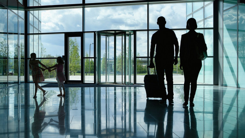 siluete de oameni cu bagaje in aeroport