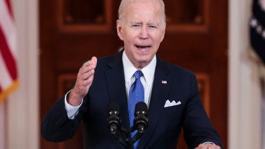Joe Biden gesticuleaza cu mana in timpul unui discurs