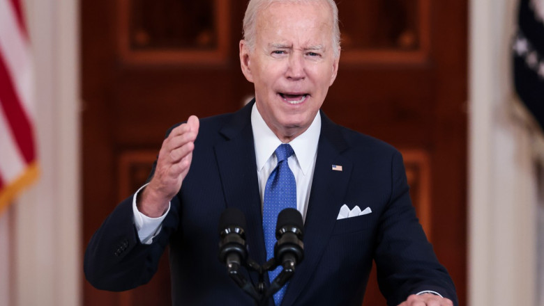 Joe Biden gesticuleaza cu mana in timpul unui discurs