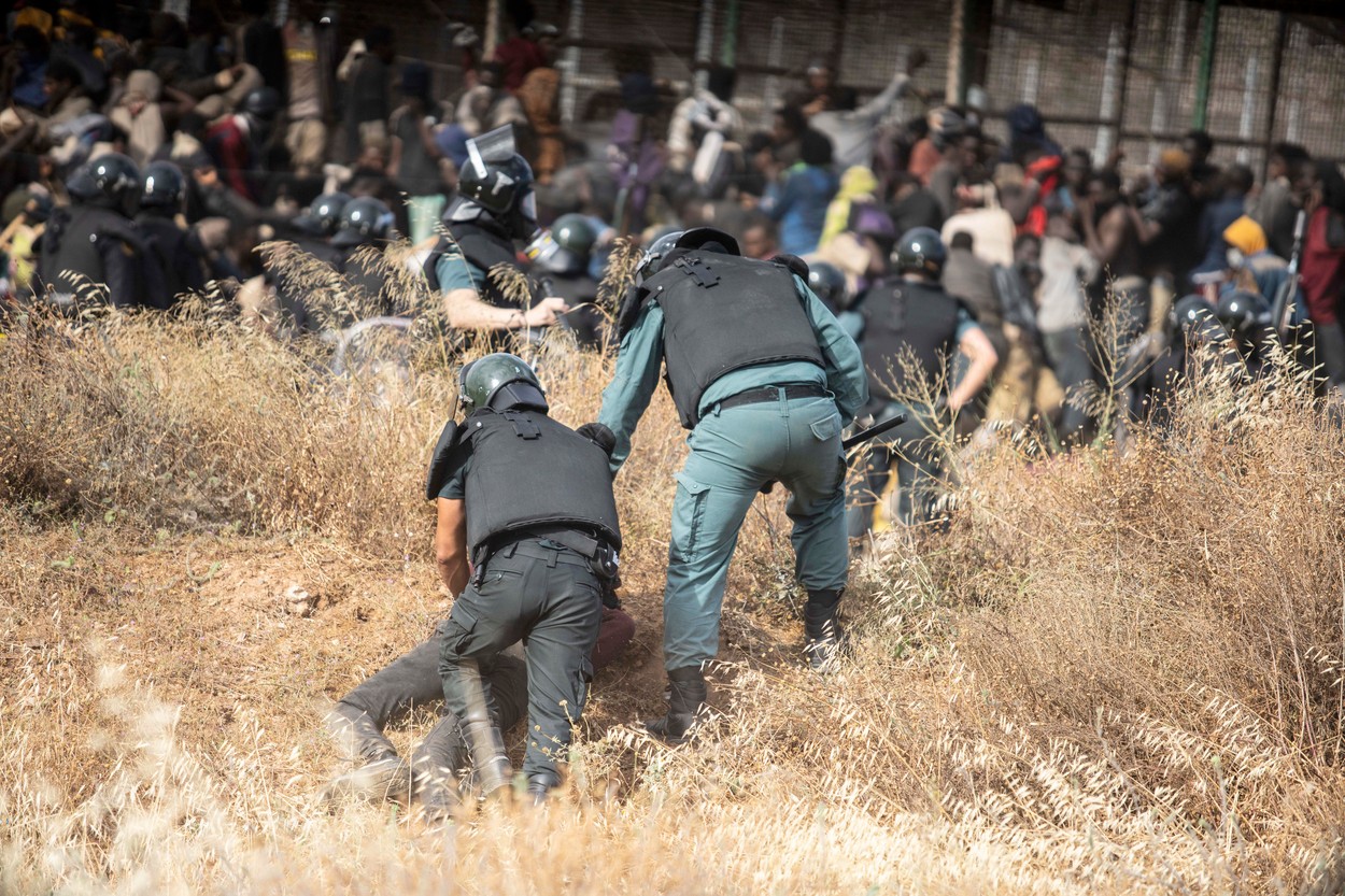 Mii de migranți au luat cu asalt intrarea în exclava spaniolă Melilla, din Maroc. Cinci oameni au murit