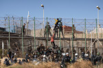 Mii de migranți au luat cu asalt intrarea în enclava spaniolă Melilla din Maroc