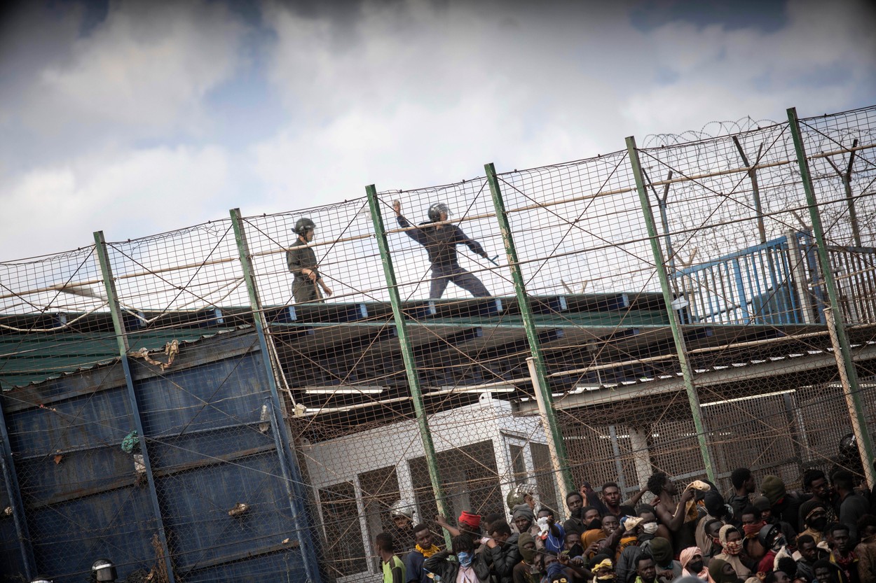 18 migranți au murit când o mulțime de oameni a încercat să intre în exclava spaniolă Melilla din nordul Africii