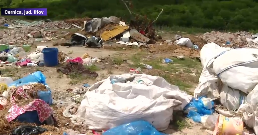 O tonă de gunoaie îngropate descoperite la Cernica, lângă București. Deșeurile au fost aduse ilegal din Germania, Austria și UK