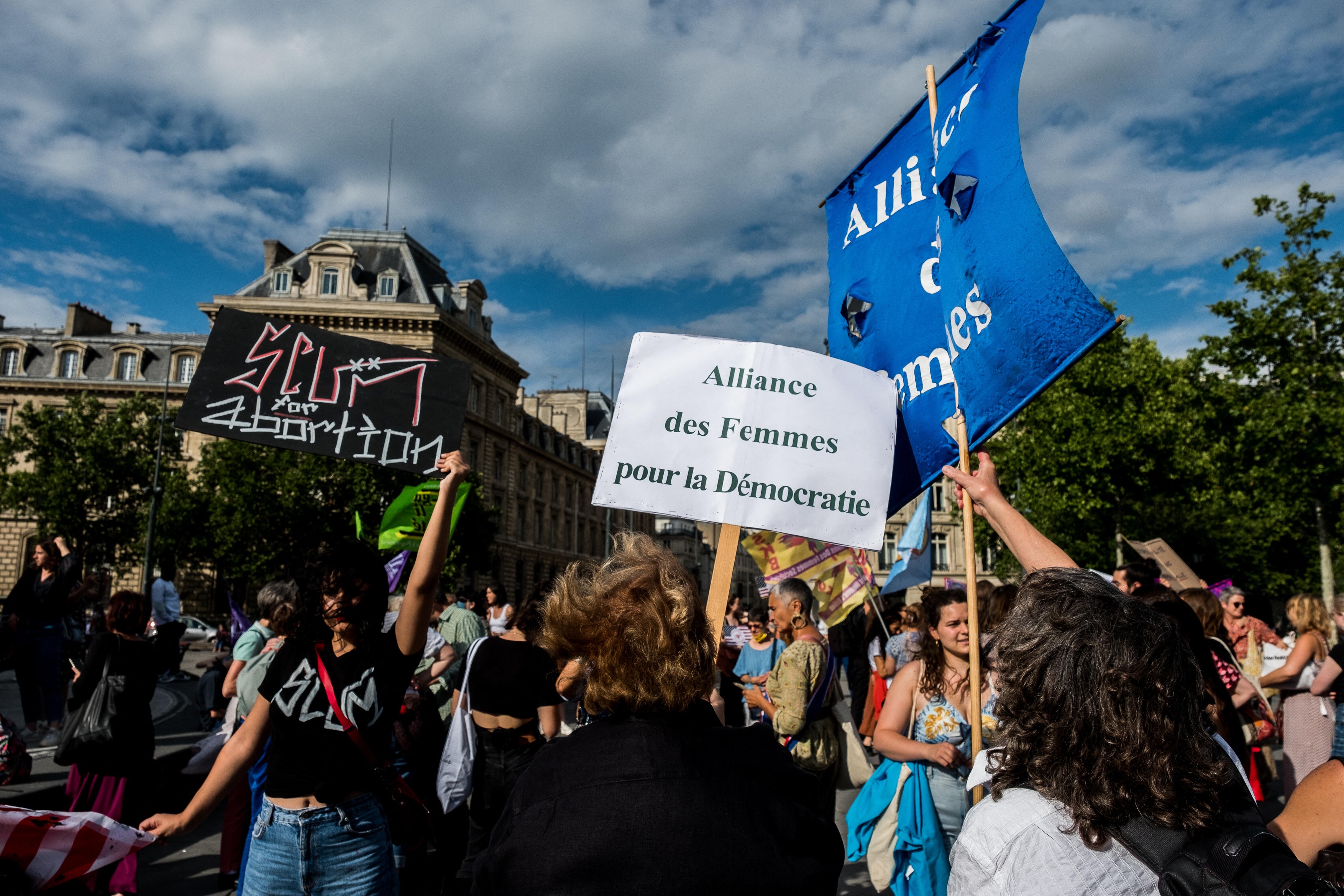 Guvernul francez vrea să înscrie dreptul la avort în Constituţie. „O femeie moare la fiecare nouă minute”