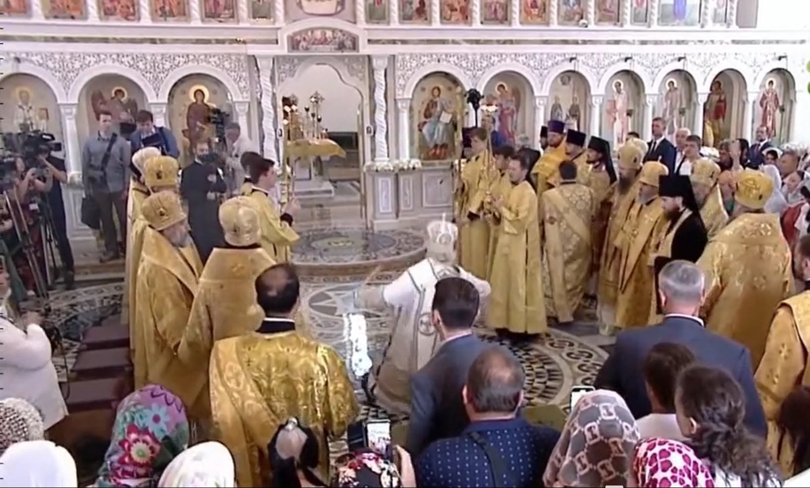 VIDEO. Patriarhul Kiril al Rusiei a alunecat și a căzut în timp ce sfințea o biserică