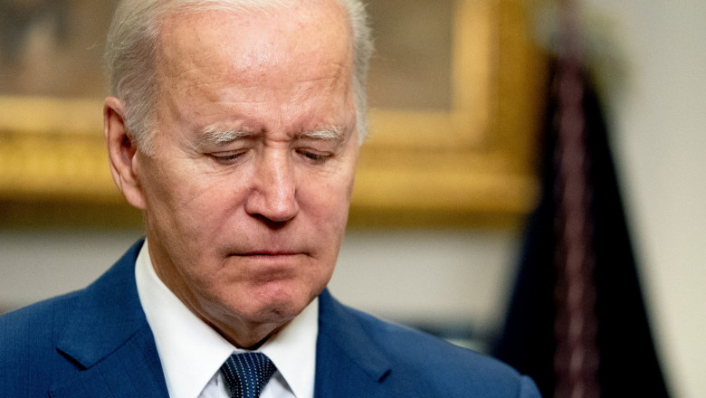 Joe Biden ține un moment de reculegere.