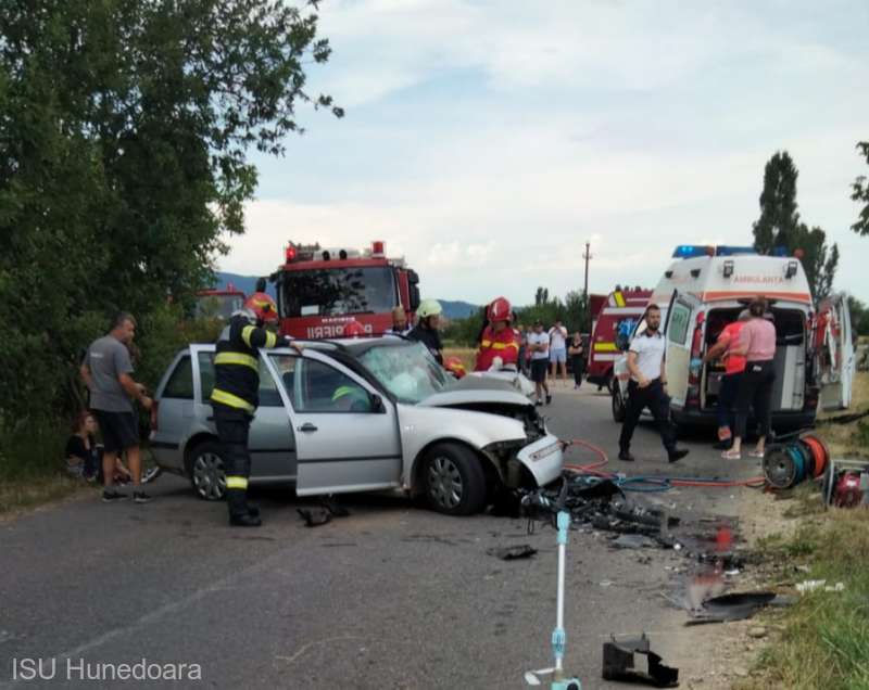 FOTO. Opt persoane, între care cinci minori, rănite într-un accident, în apropiere de Haţeg. A fost declanșat Panul Roșu de Intervenție