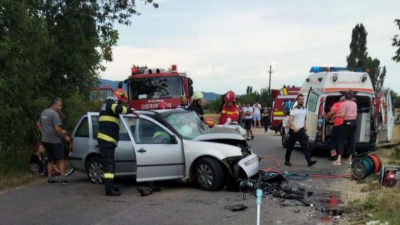 Echipaje ISU intervin la o mașină implicată în accident.