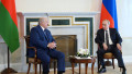 Lukașenko și Putin discută, așzeți pe scaune.