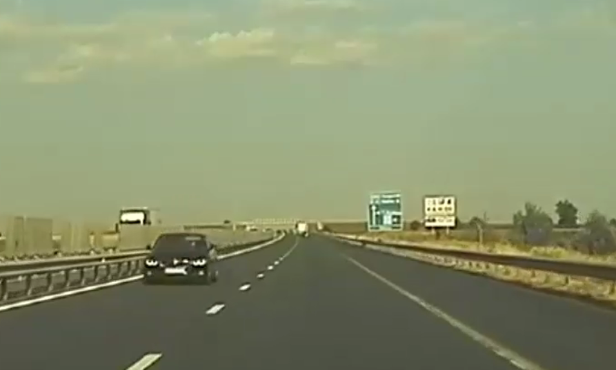 VIDEO. Inconștiență pe autostradă: O șoferiță a fost filmată când mergea pe contrasens