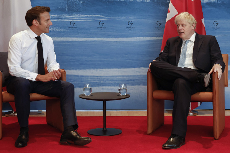 Le Premier ministre Boris Johnson salue le président français Emmanuel Macron avant leur réunion bilatérale, lors du sommet du G7 ŕ Schloss Elmau, dans les Alpes bavaroises, en Allemagne