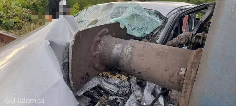 FOTO. BMW lovit de tren în Ialomița. Două persoane au fost rănite, una dintre ele fiind în stare gravă