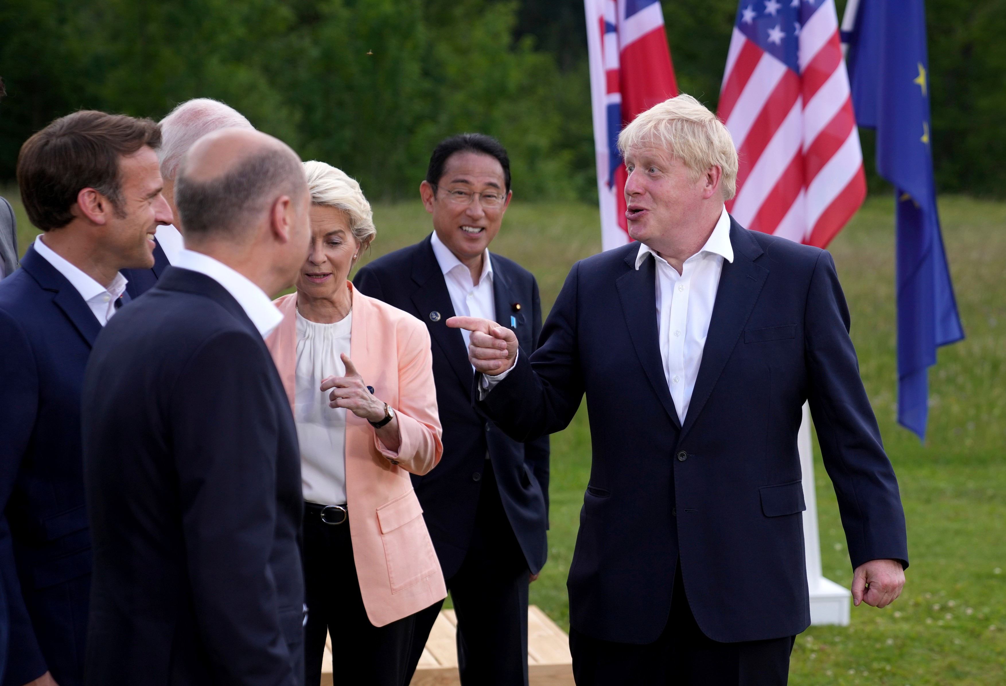 Boris Johnson îl avertizează pe Macron împotriva „oricărei tentative” de a negocia „acum” cu Rusia