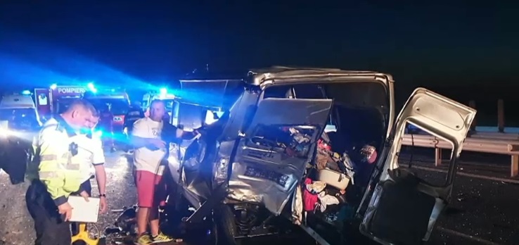 Unsprezece oameni au fost răniți după ce două microbuze s-au ciocnit pe A1, lângă Pecica