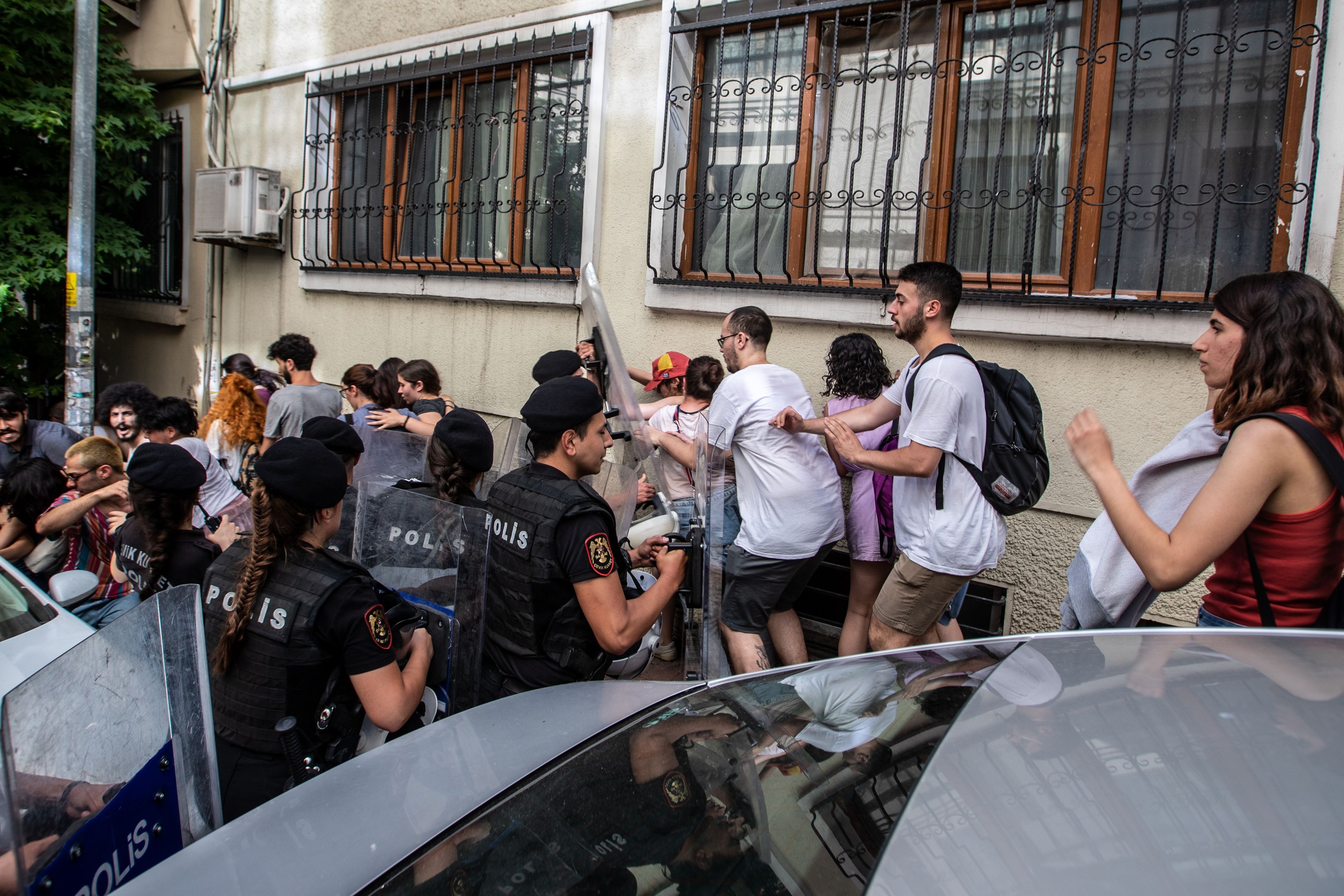 Poliția turcă a intervenit cu brutalitate la parada gay de la Istanbul. Peste 200 de persoane au fost arestate „la întâmplare”