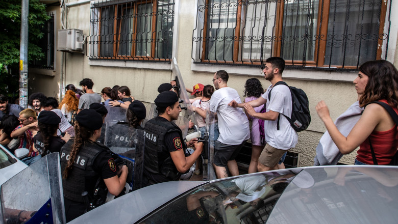 Polițiști turci intervin la parada gay de la Istanbul