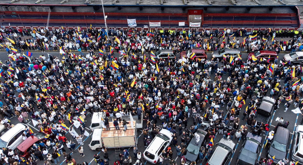 Proteste masive ale indigenilor din Ecuador din cauza prețurilor mari la carburanți. Președintele anunță o ieftinire a combustibililor