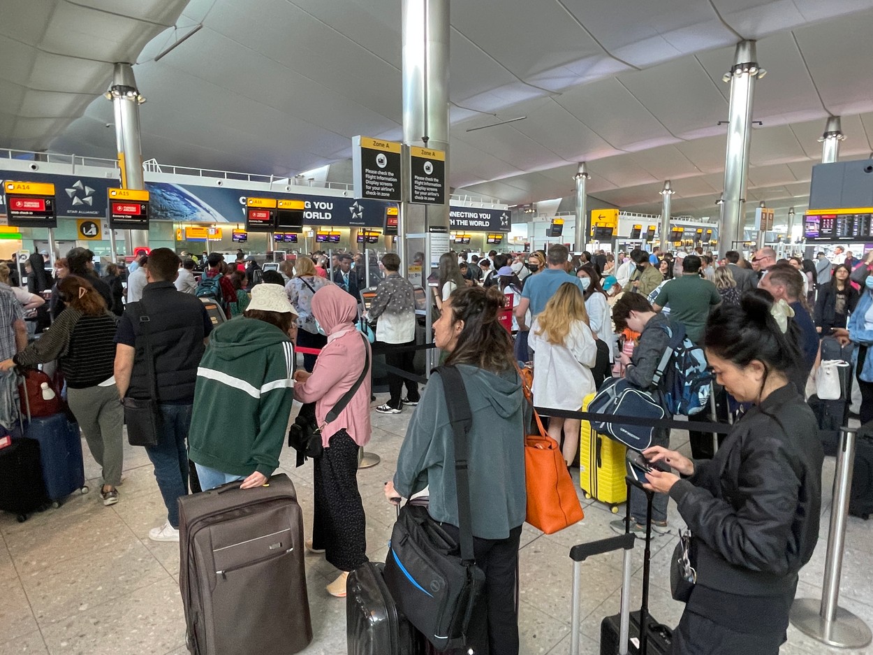 EXCLUSIVE: Long Queues And Delays At Heathrow Airport