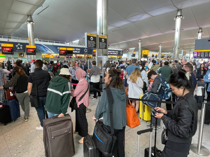 EXCLUSIVE: Long Queues And Delays At Heathrow Airport