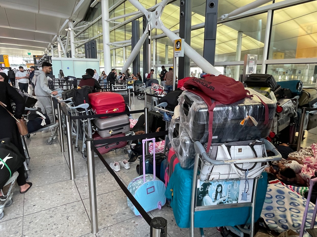 EXCLUSIVE: Long Queues And Delays At Heathrow Airport