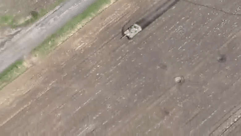 O dronă surprinde momentul în care un tanc rusesc încearcă să ocolească drumul pe un câmp minat de ucraineni