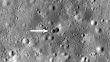 Craterul dublu format pe suprafața Lunii la ciocnirea cu o rachetă de origini necunoscute.