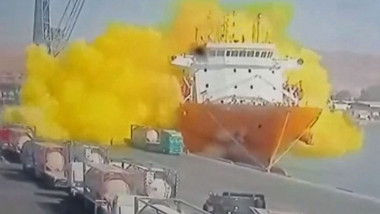 O cisternă plină cu gaz toxic a căzut în timp ce era ridicată de o macara pe o navă, provocând o explozie şi apoi o scurgere de gaz toxic